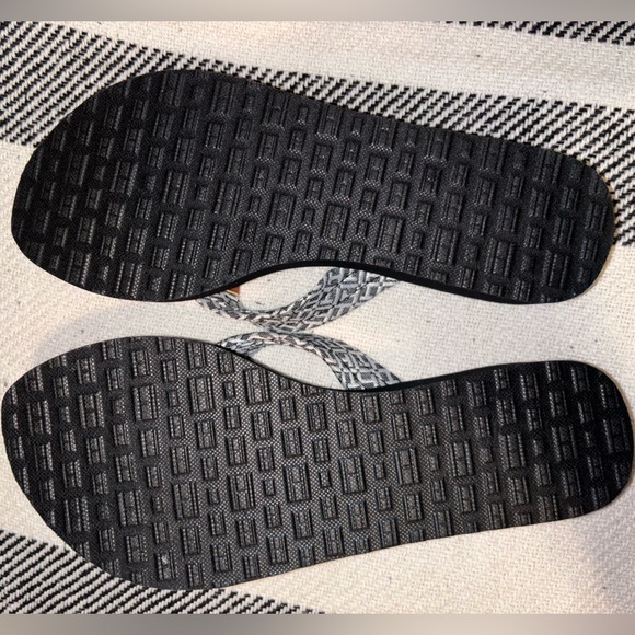 Tommy Hilfiger Sandals NWOT Women’s 8 - Picture 3 of 3